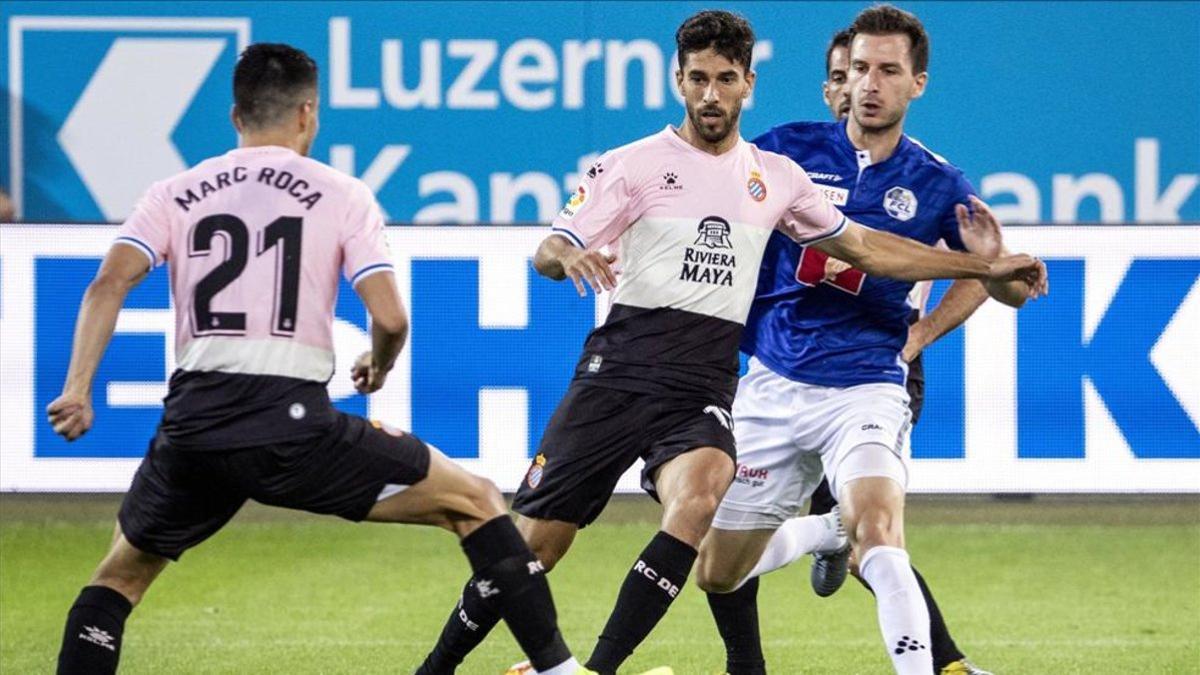 Marc Roca (izq) y Dídac (cent) durante una acción de partido