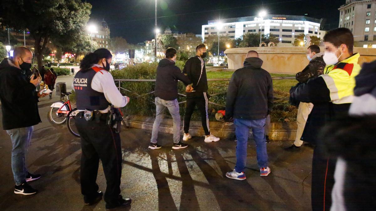 Agentes fura de los Mossos registran a un sospechoso en el Pla Tremall, ayer miércoles.