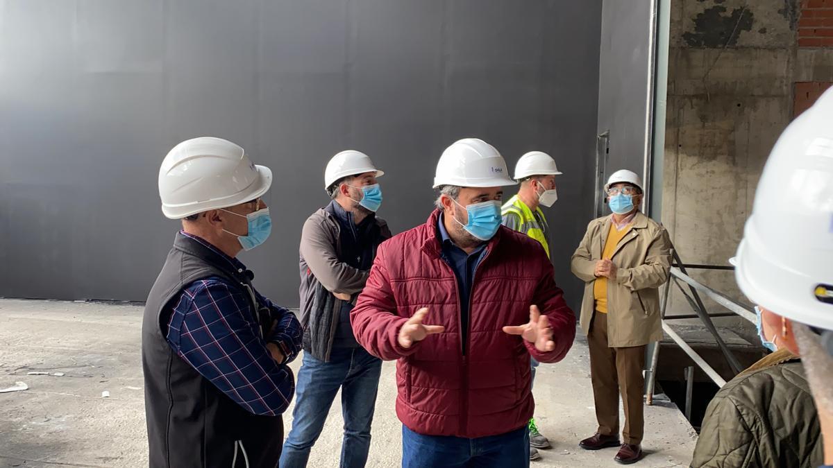 El alcalde de Crevillent, José Manuel Penalva, junto a miembros del Consejo del Ateneo Municipal de Cultura y personal de la construcción en la visita a las obras del Teatro Chapí