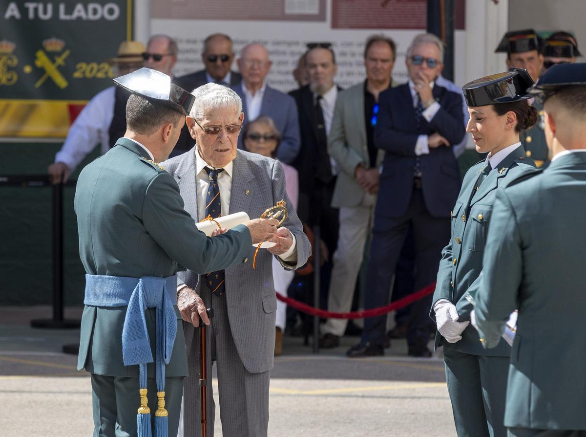 Homenaje al capitán Antonio Cabello, de 96 años.