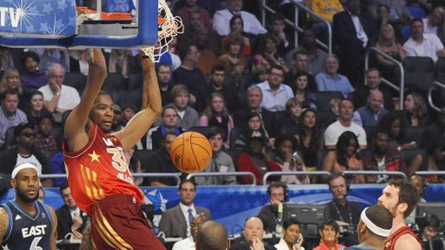 Kevin Durant anota una canasta durante el partido de las estrellas de la NBA.