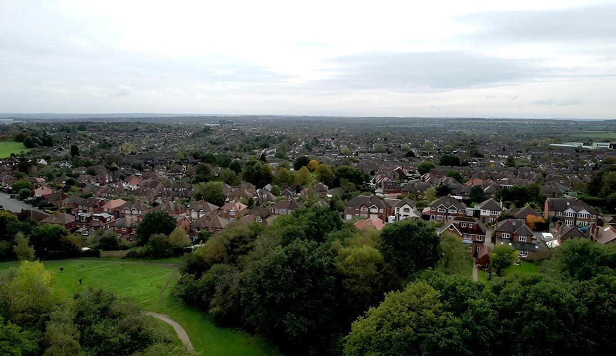 El parque Allestree se encuentra a las afueras de Derby y está rodeado de casas, lo que lo convierte en el mayor proyecto de reforestación urbana del Reino Unido..