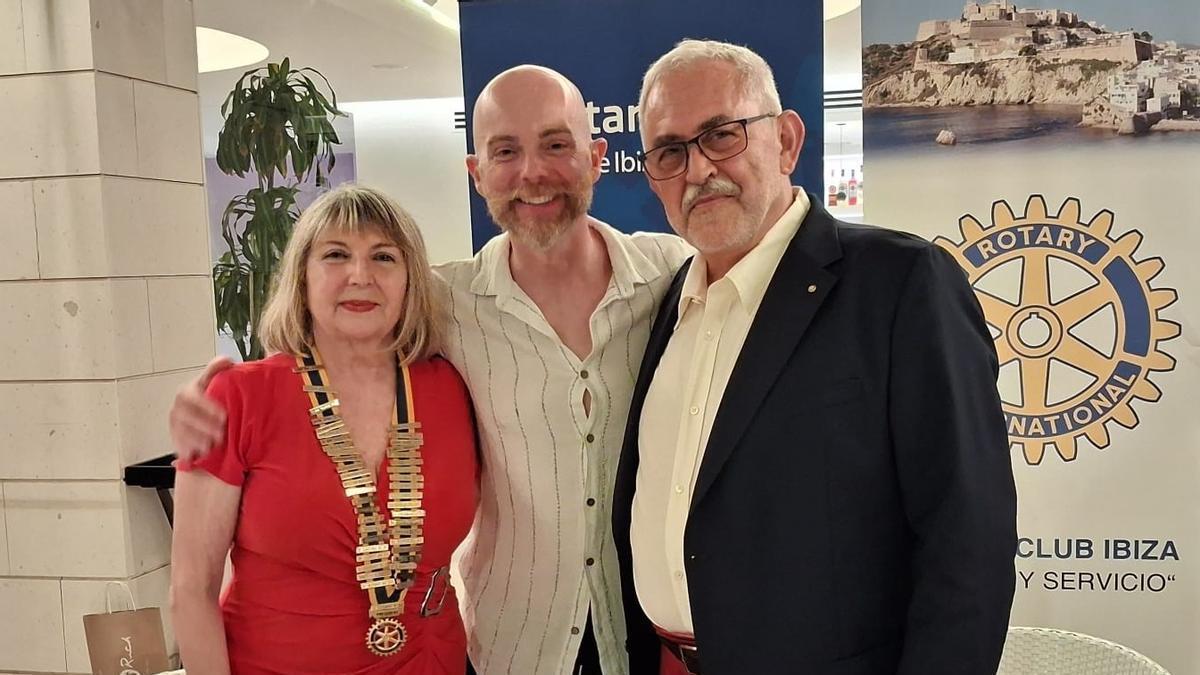 Marienna Sánchez-Jáuregui junto al expresidente Antonio Marí y un rotario de Italia.
