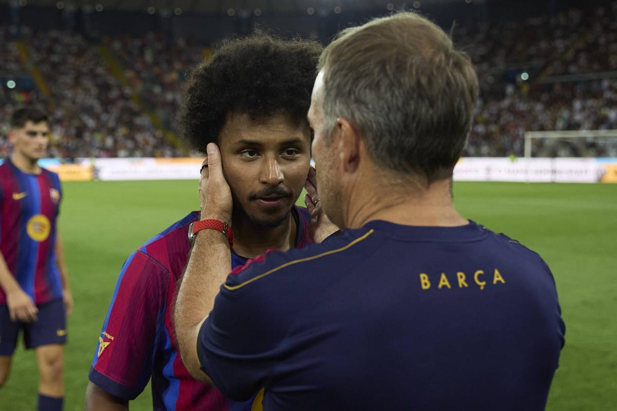 Karim Adeyemi, felicitado por Hansi Flick.