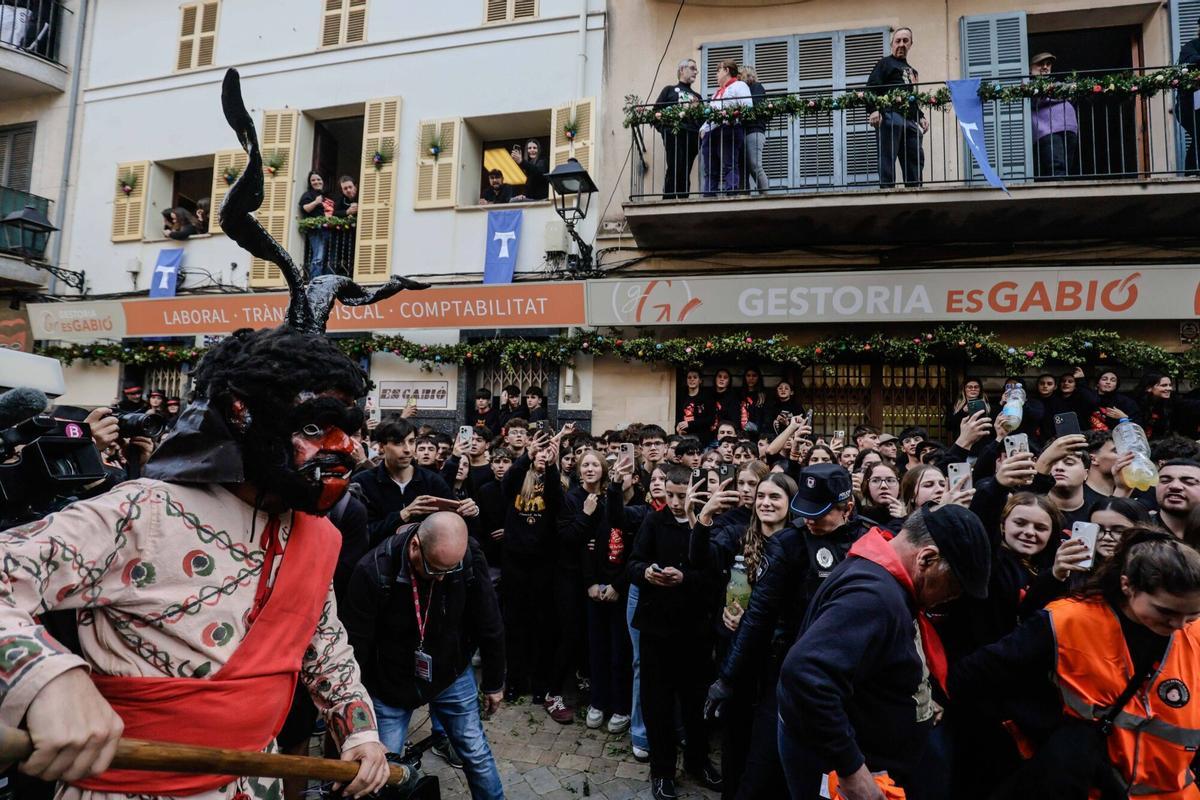 Un Sant Antoni amable y respetuoso llena Manacor de fiesta y humo