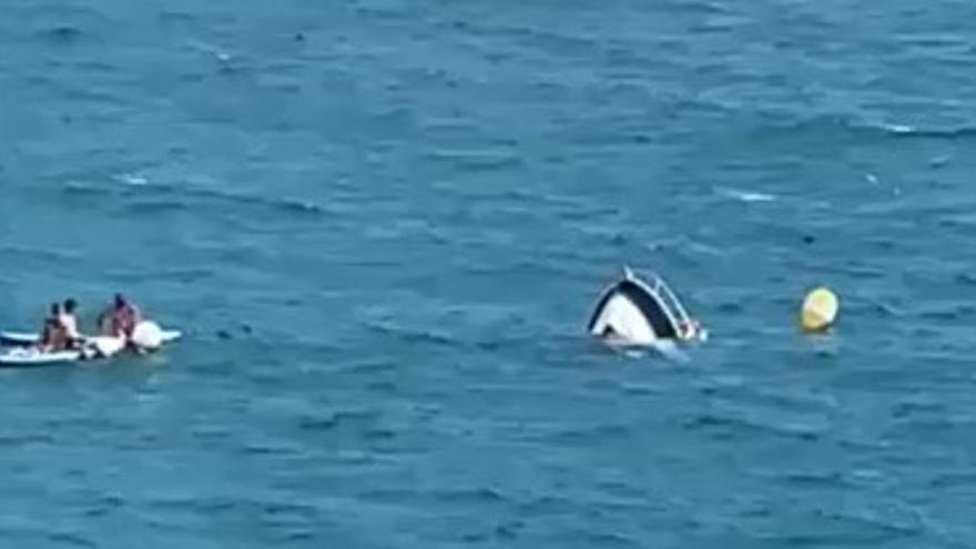 Una pequeña embarcación naufraga en la playa del Portet de Moraira