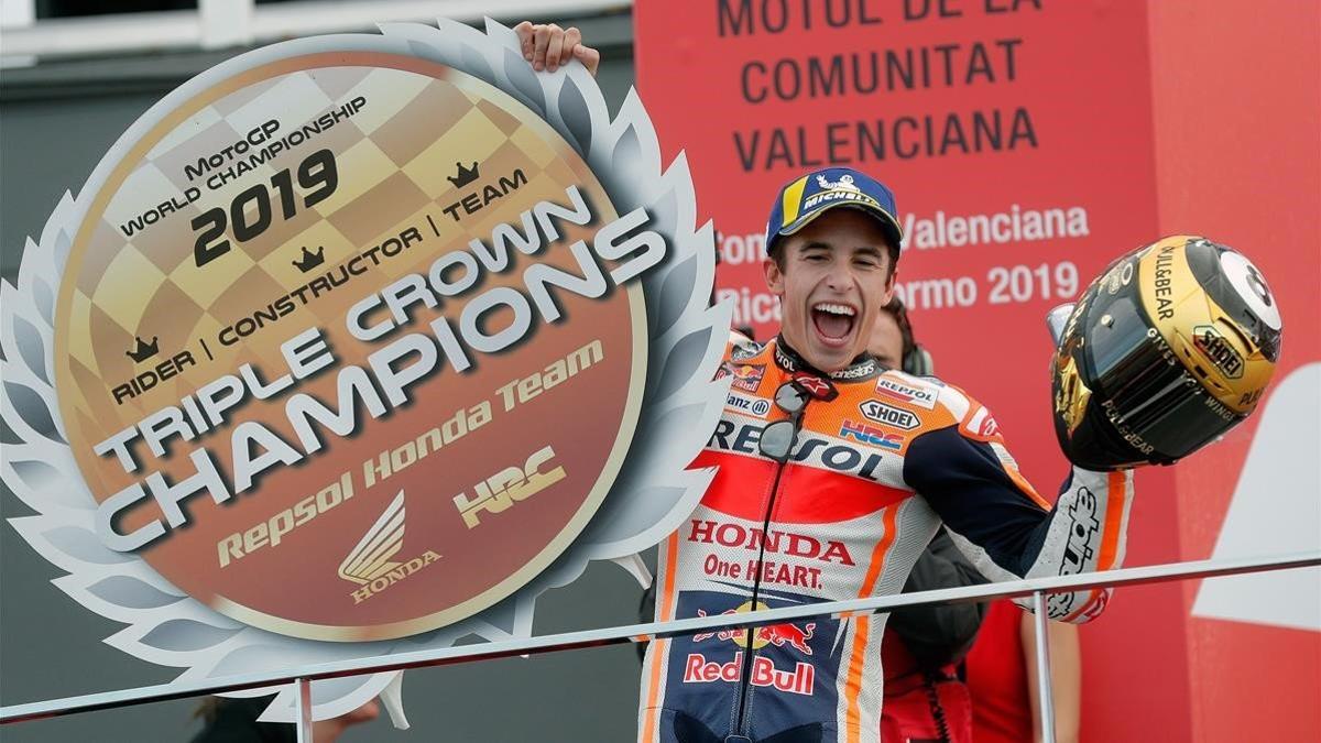 Marc Márquez (Repsol-Honda) gana el GP de Valencia y consiguen el título para el equipo.