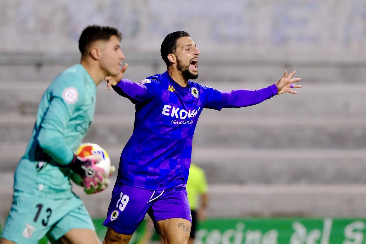 Fran Sol le pide explicaciones al árbitro en la visita del Hércules a Sanlúcar de Barrameda.