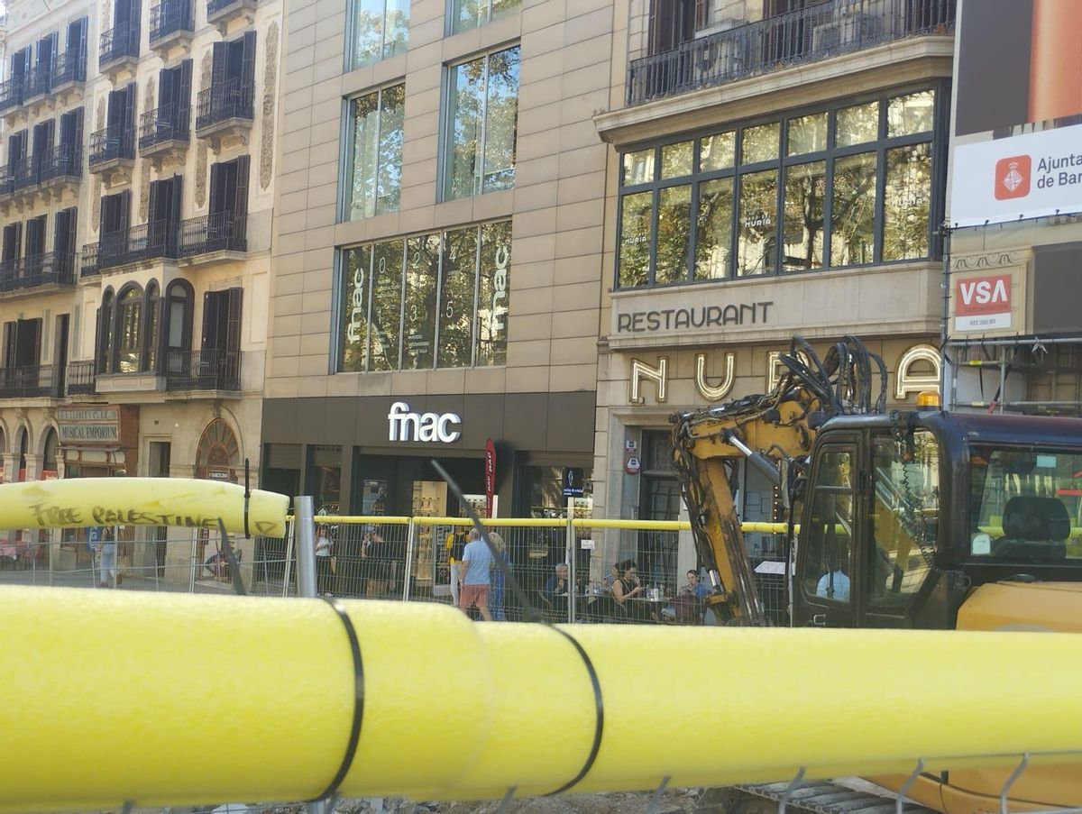 La nueva tienda de FNAC, tras las vallas de las obras.