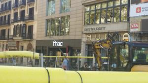 La nueva tienda de FNAC, tras las vallas de las obras.