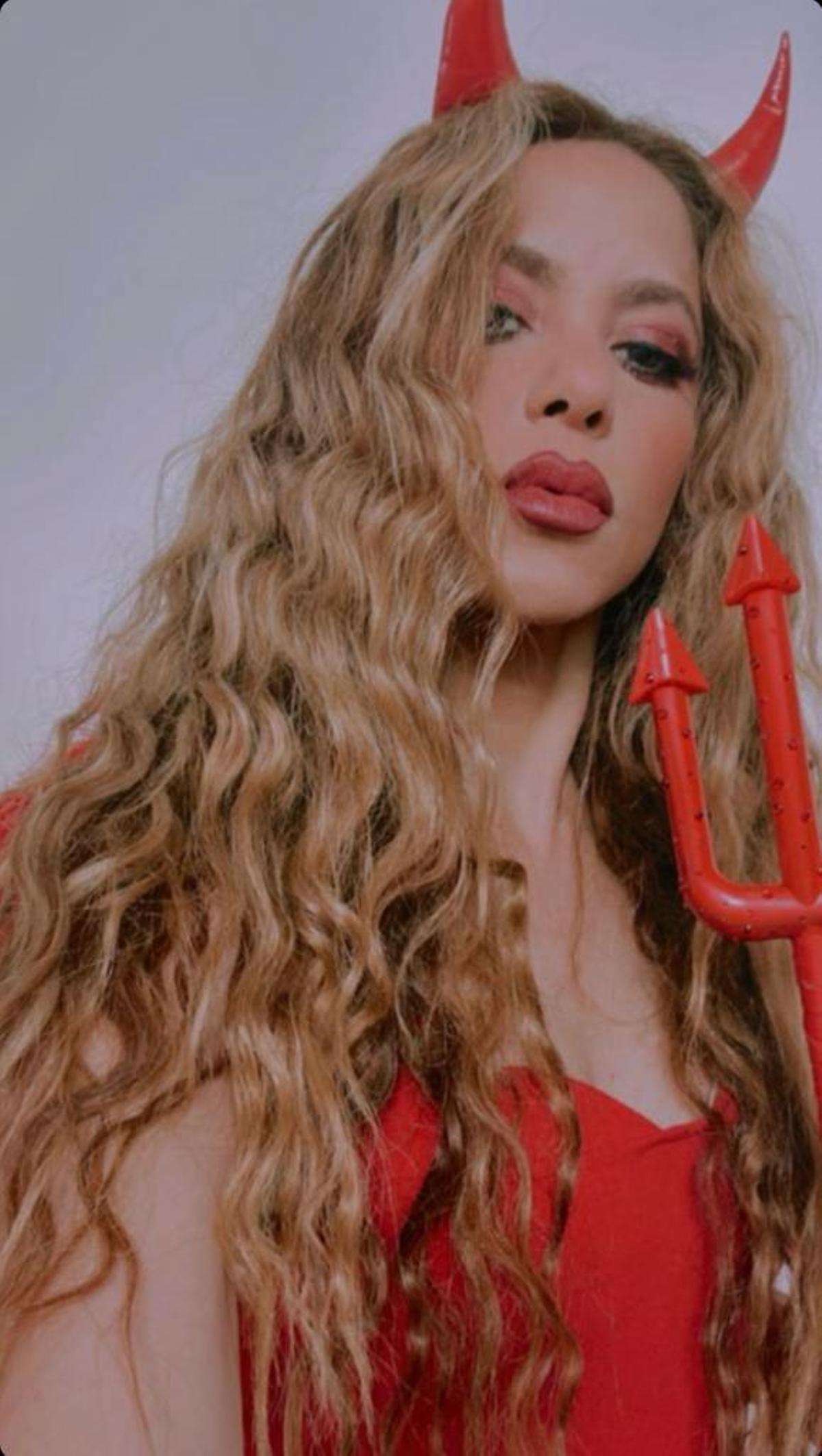 Shakira se viste de diablesa