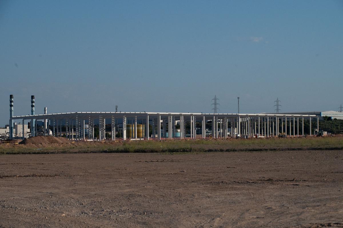 Primeras estructuras de la gigafactoría de Figueruelas.