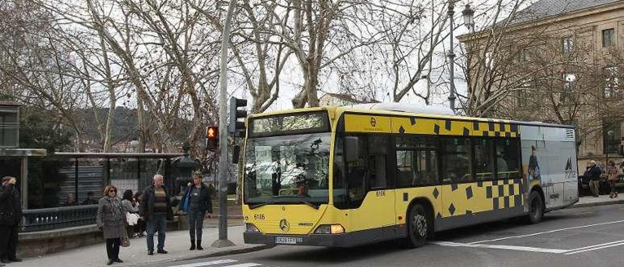 Parada de bus por donde se realizará la carga y descarga. // Iñaki Osorio