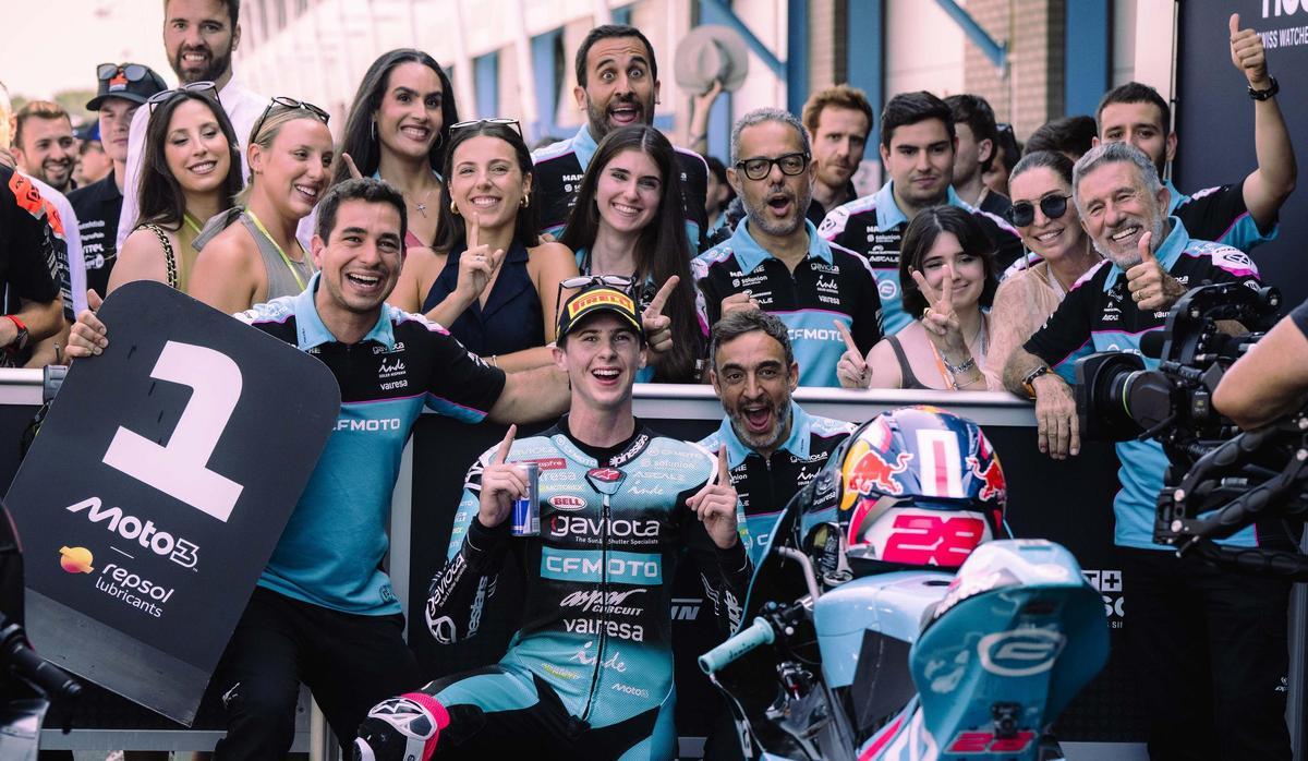 Maximo Quiles posa con todo su equipo y Aspar, a la derecha, en Assen.