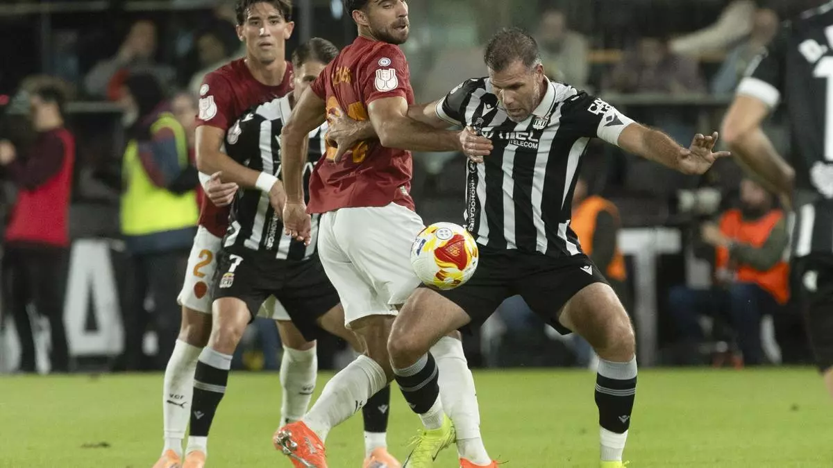 FC Cartagena: Alfredo Ortuño y el eterno debate del ‘9’