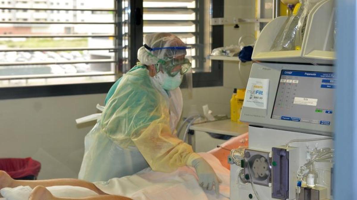 Atención a un paciente covid en la UCI.