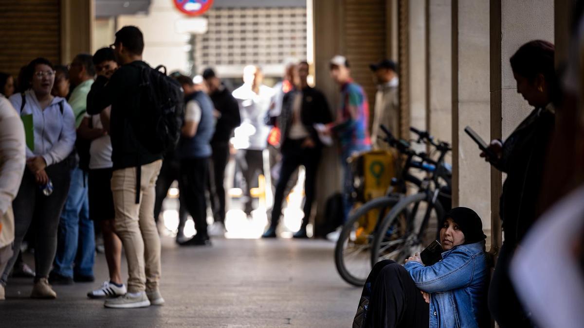 Filas a las puertas del Ayuntamiento de Zaragoza para la regularización de inmigrantes, hace unos días.