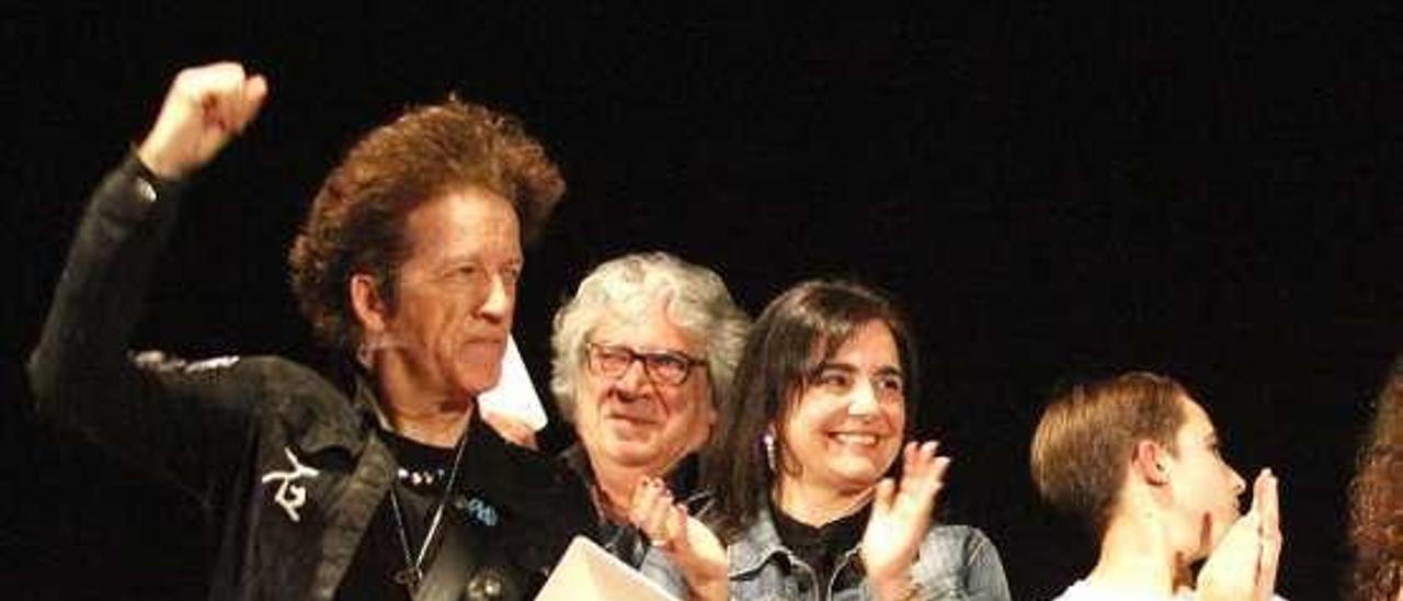 Willie Nile alza el brazo, alegre por el galardón que le concedieron en reconocimiento a su pasión por Dylan y Avilés.