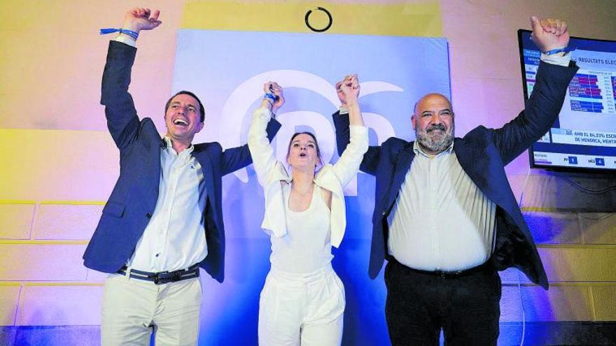 Llorenç Galmés, MargaProhens y Jaime Martínezcelebran la triple victoriaen la sede. |  B. RAMON