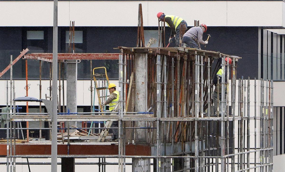 Trabajadores de la construcción en una obra en Santiago