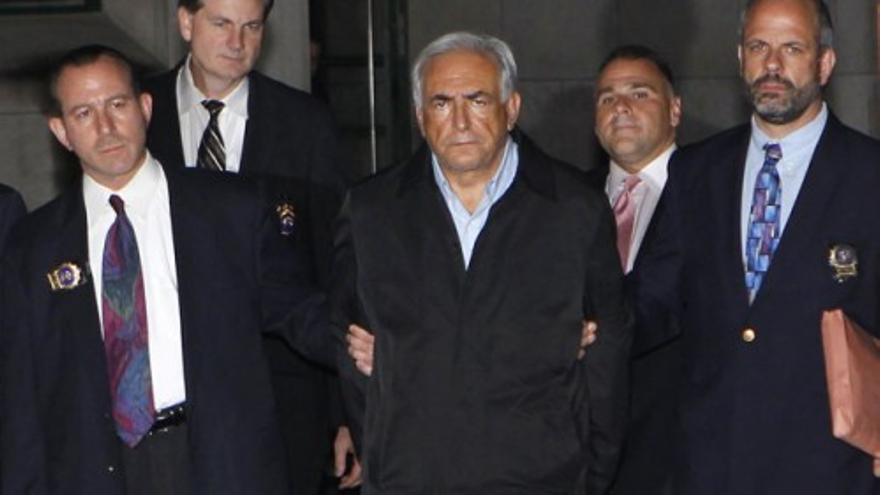 Strauss-Kahn sale esposado de la comisaría