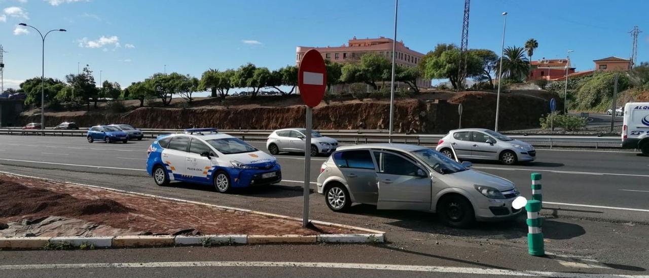 Un coche policial junto al Opel Astra implicado en un robo y hurto en El Cardonal.