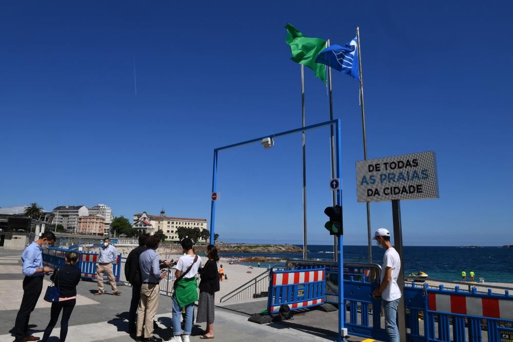 Izado de la Bandera Azul en la playa de Riazor