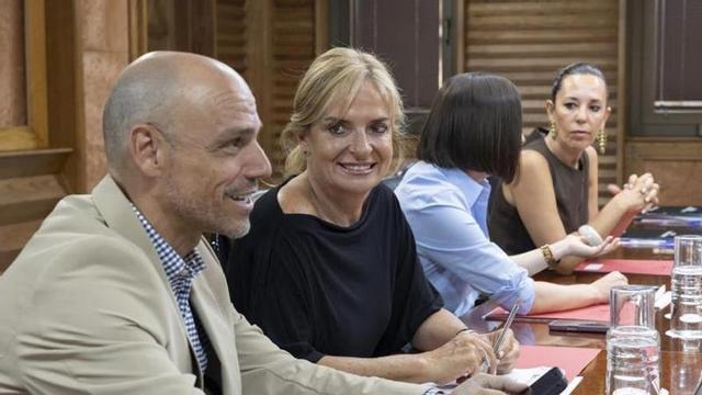 El portavoz del Ejecutivo, Alfonso Cabello, charla con la consejera de Sanidad, Esther Monzón.