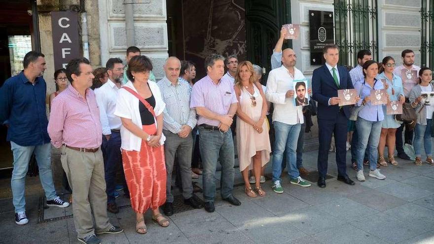 Concentración ante la sede del Concello de Pontevedra de la calle Michelena. // Rafa Vázquez