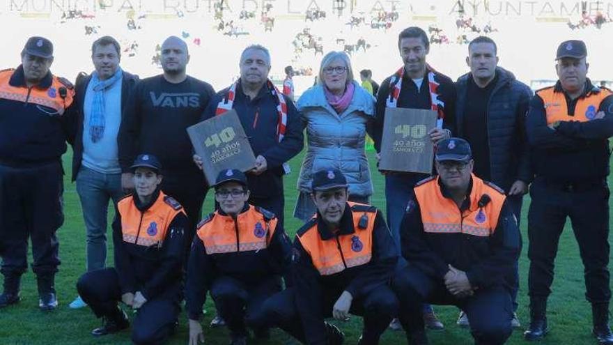 Los homenajeados posan junto a Protección Civil.