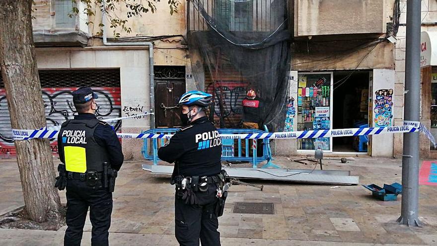 Cae un cartel en la Porta de Sant Antoni