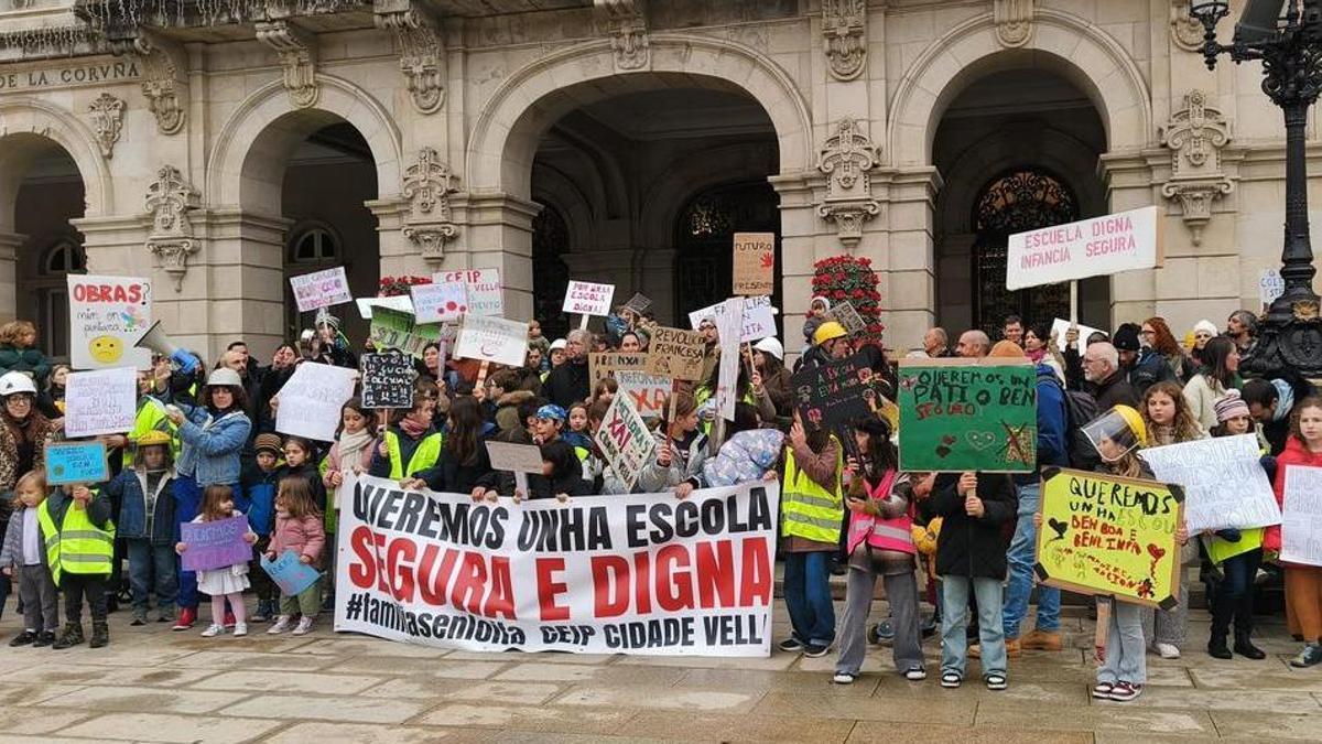 Marcha de 'Familias en Loita' desde el colegio Cidade Vella hasta María Pita