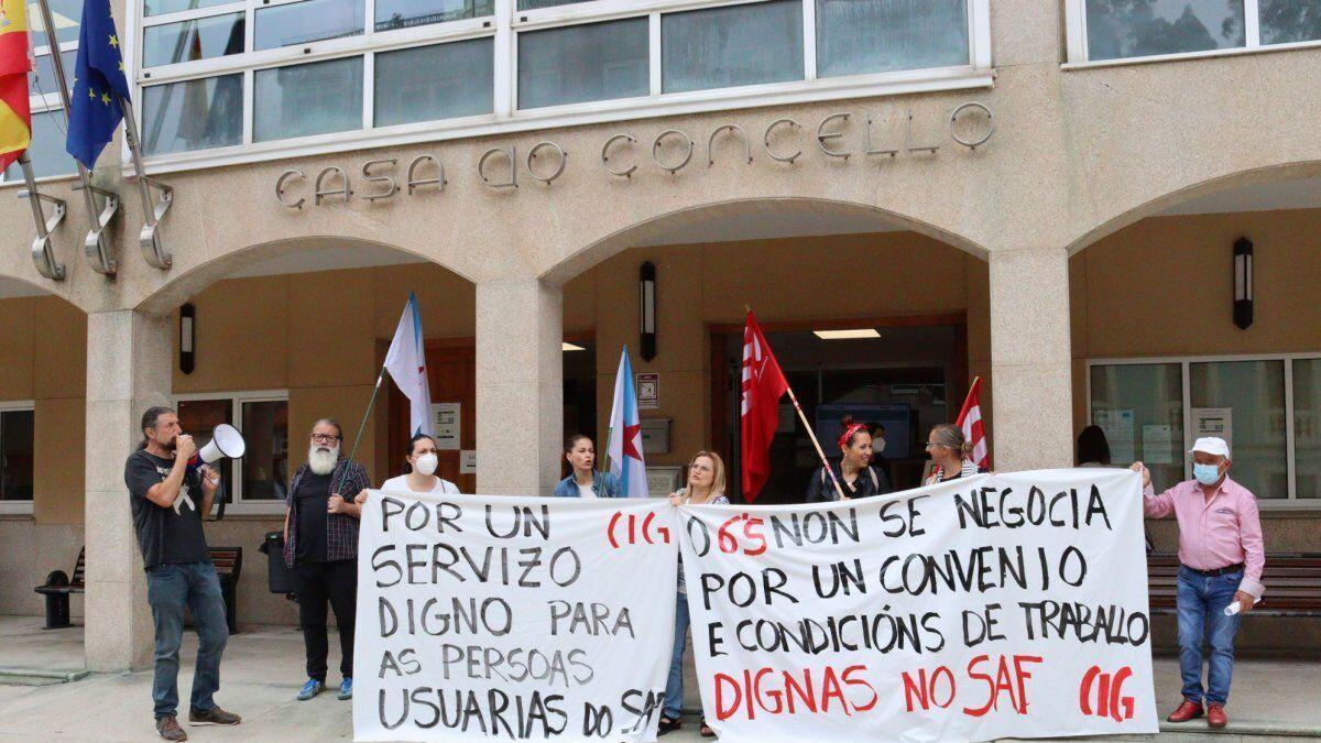 Protesta de trabajadoras de ayuda en el hogar convocada por al CIG frente al Concello de Arteixo en 2024.