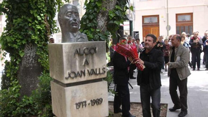 Momento en el que se iba a depositar el ramo de claveles rojos en la escultura de Joan Valls.