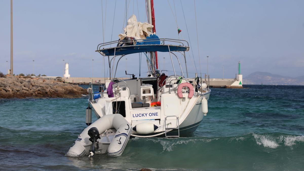 Un velero queda embarrancado en el puerto de la Savina en Formentera