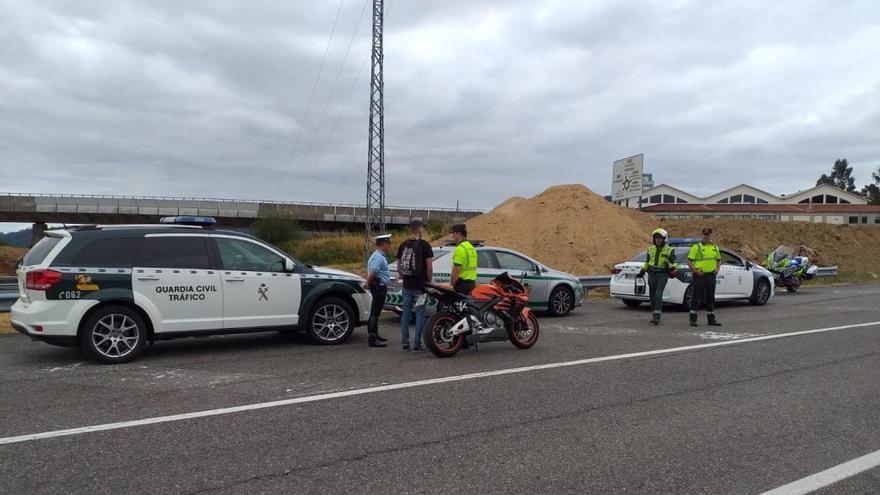 La Guardia Civil tras darle el alto al motorista en Carballeda. // G. C.