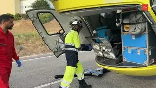Un camionero resulta herido grave tras volcar su tráiler en la M-100 en Cobeña
