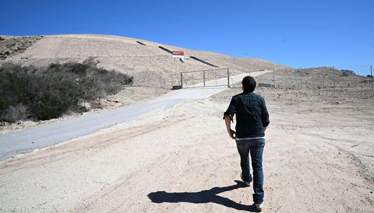 El antiguo vertedero del camino del Pantano, donde se aprecia dónde la cubierta vegetal prospera y dónde no lo hace en la instalación. | ÁXEL ÁLVAREZ