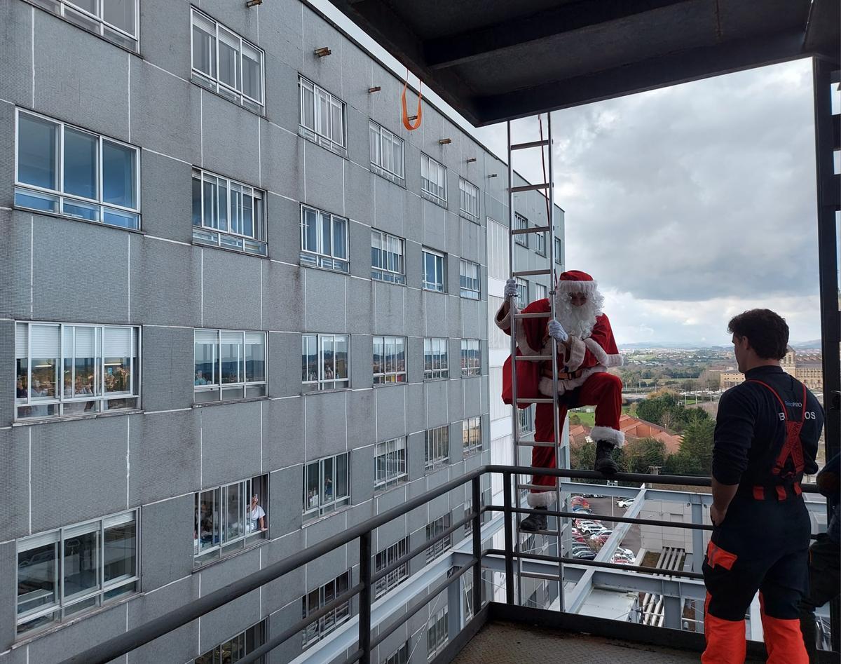 La visita de Papá Noel al Hospital de Cabueñes de Gijón, en imágenes