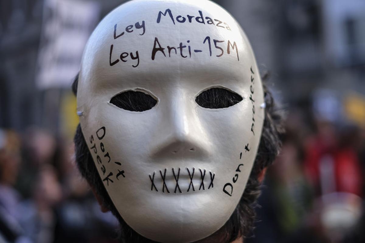 Un manifestant amb una careta en contra de la nova llei de seguretat ciutadana.