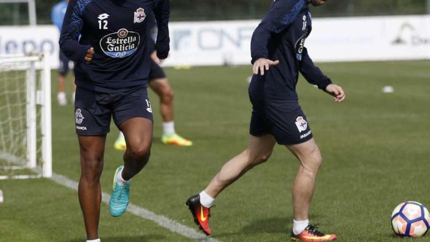 Sidnei, junto a Luisinho, durante el entrenamiento de ayer en Abegondo.