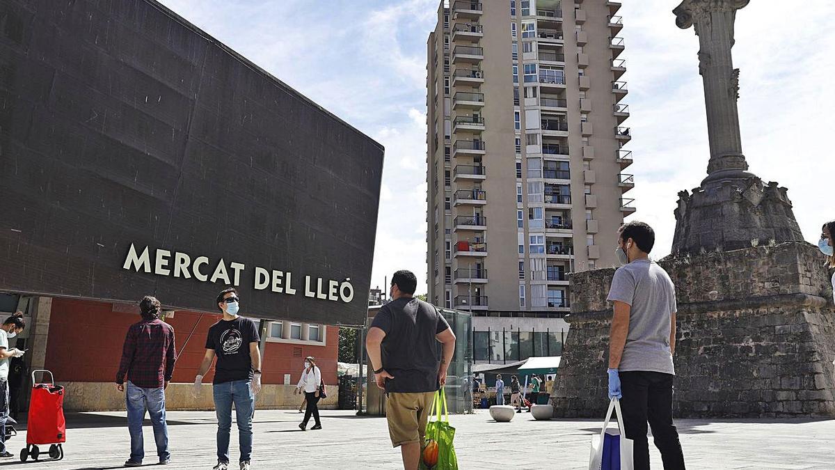 Cua per accedir a l’interior del Mercat del Lleó. | ANIOL RESCLOSA