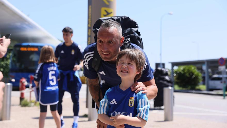 En imágenes: así fue la despedida de la afición azul al Real Oviedo en el Aeropuerto de Asturias