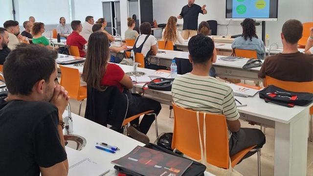 Javier Escandell, director del Curso de Sumiller, durante una clase. | EHIB