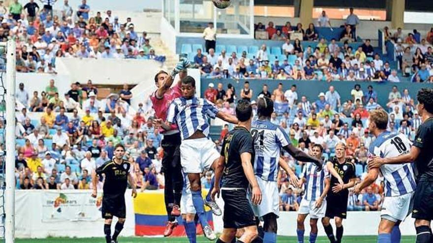 Diego Rivas, portero del Lugo, despeja un balón con los puños en un lance del partido de ayer. // Diario de Mallorca
