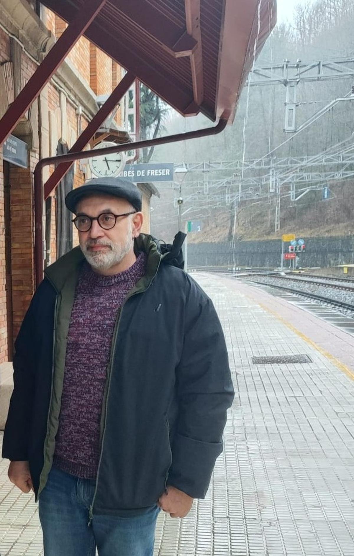 Joaquim Roqué, portaveu de Tots Fem Ribes-ERC, a l’estació de Ribes de Freser.