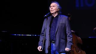 Serrat anuncia que se retira de los escenarios con una gira en 2022