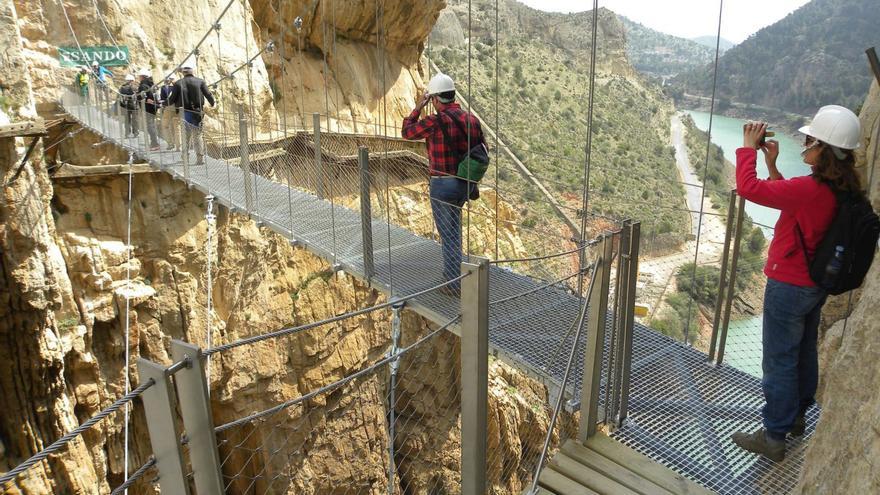 La Diputación promueve paquetes de experiencias turísticas entre empresas del entorno del Caminito del Rey