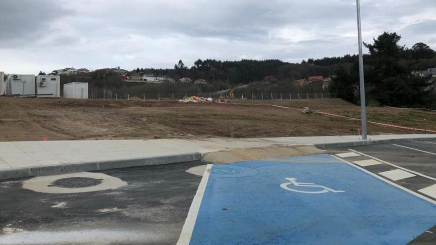 Parte de la zona verde y, a la derecha, área en la que se proyecta el centro social de Carragoso. |  // A.L.V .