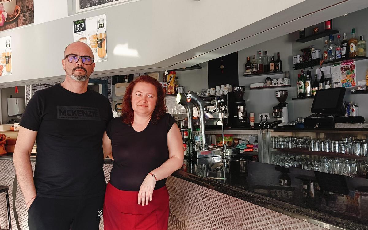 David y Nina, propietarios del Bar Xe què bo, en el distrito de Roís de Corella.